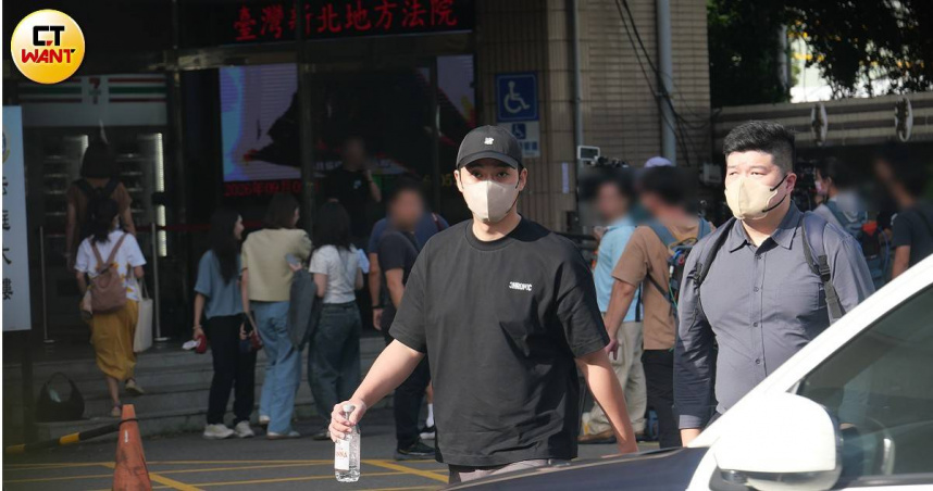 閃兵後求生1／李唯楓開庭後約女伴看中醫　共看手機甜蜜返家