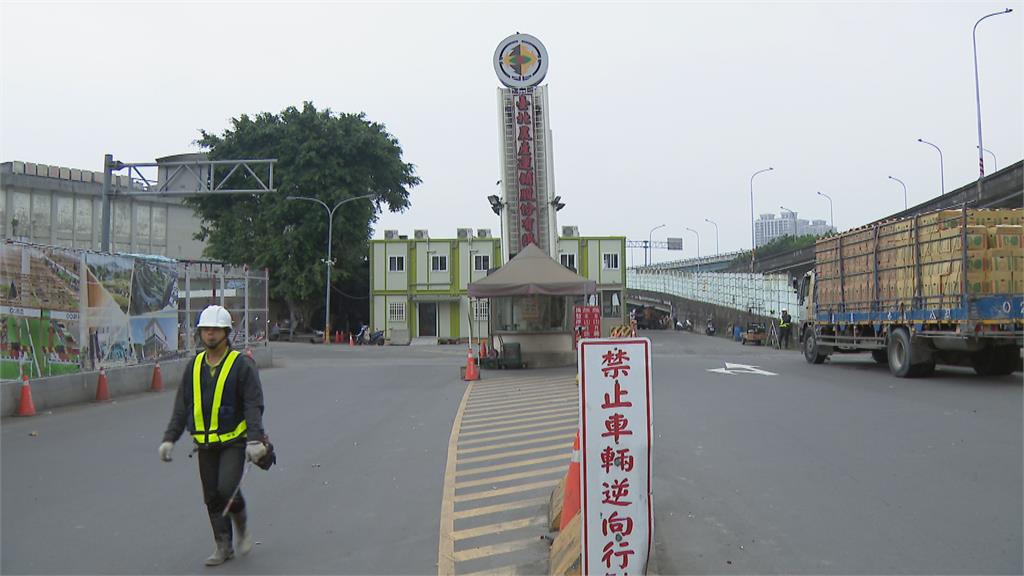 「搬貨戴罩會喘」攤商拉下口罩叫賣 北市第一果菜市場成防疫破口?