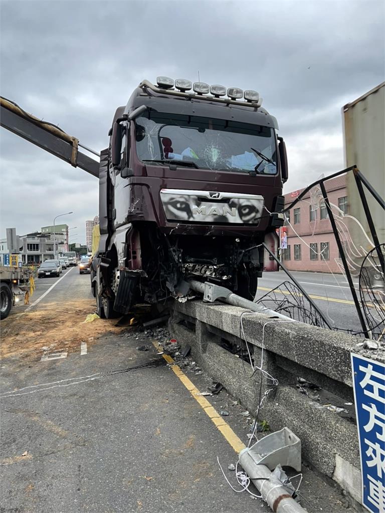 駕駛自撞橋墩"騎上"護欄　居民：該路段已非首次　