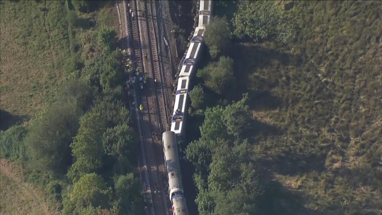 英百人通勤列車出軌側翻！　11人受傷　其中2人傷重