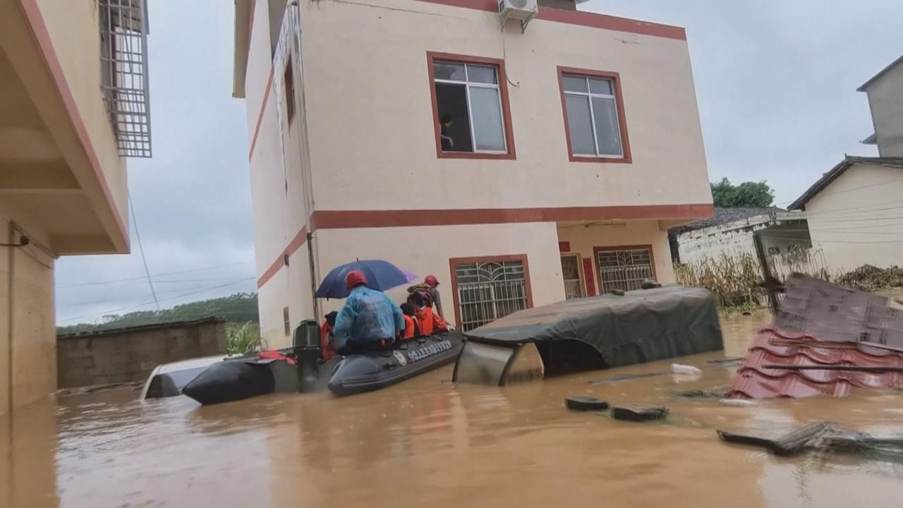 廣西暴雨成災上萬師生受困 搜救人員橡皮艇救援
