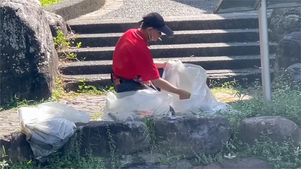 羅東中山公園遊民聚集　大人霸占遊具「溜滑梯」睡覺