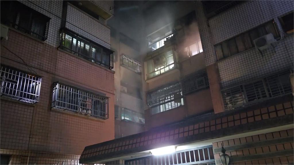 台中霧峰民宅疑屋外冷氣機自燃　熱心民眾報警、協助救火