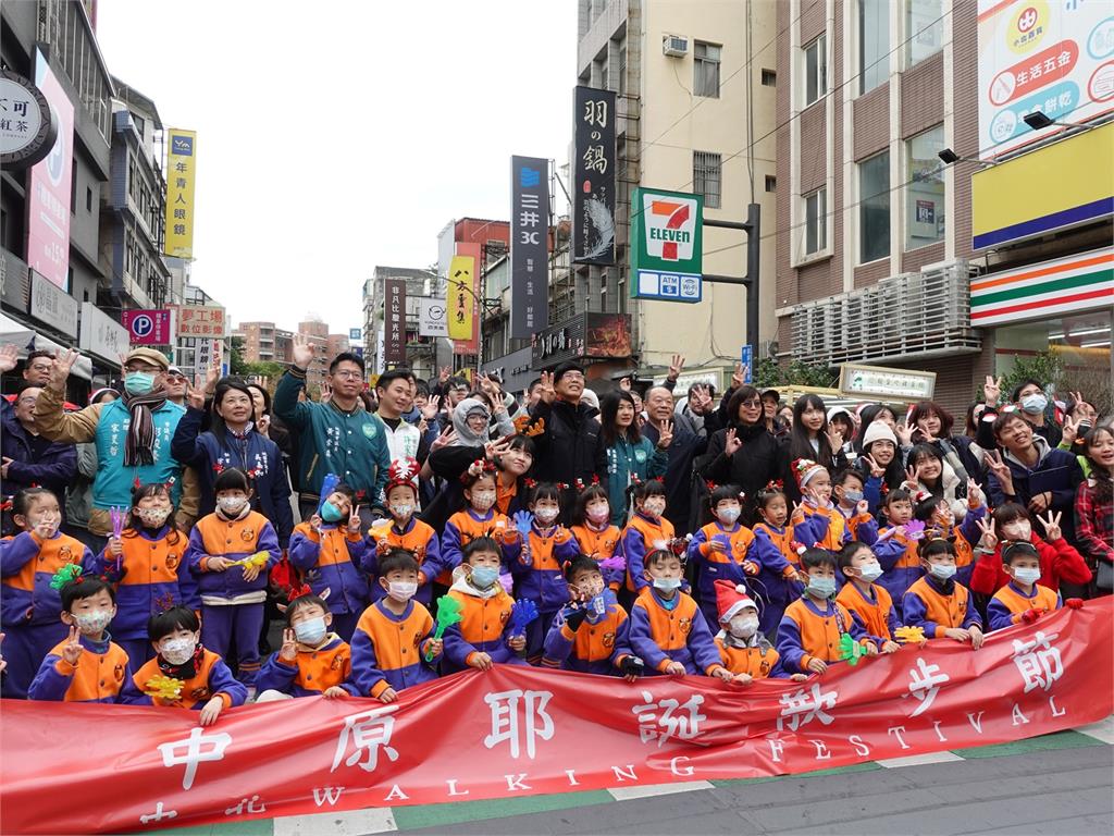中原耶誕散步節登場　校門前封街展現人本交通願景