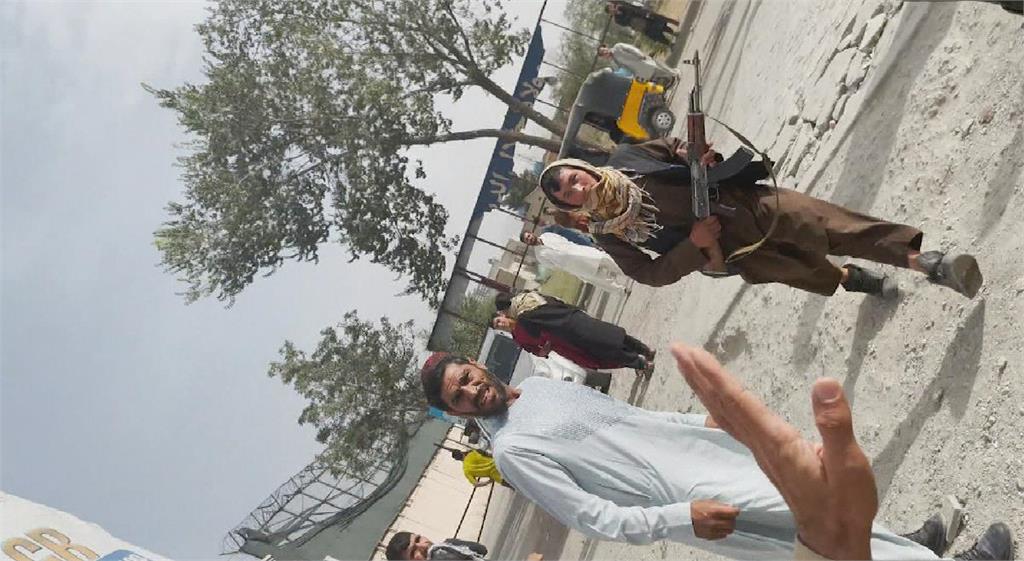 CNN記者喀布爾街頭冒險採訪　引發塔利班不滿舉槍威脅