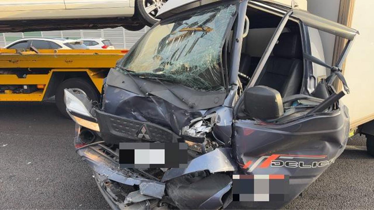 最新/國1大雅交流道小貨車連撞4車 「車頭全爛」畫面曝光