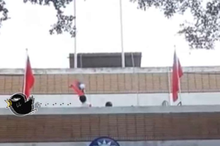 國民黨升旗竟掉國旗 網友酸爆：一盤散沙