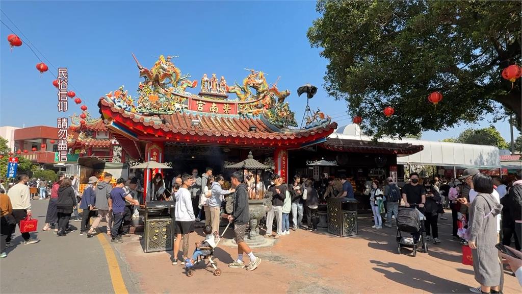 想發財還要摳！他向紫南宮借600元發財金　還錢拿千鈔「想找錢」全場看傻眼