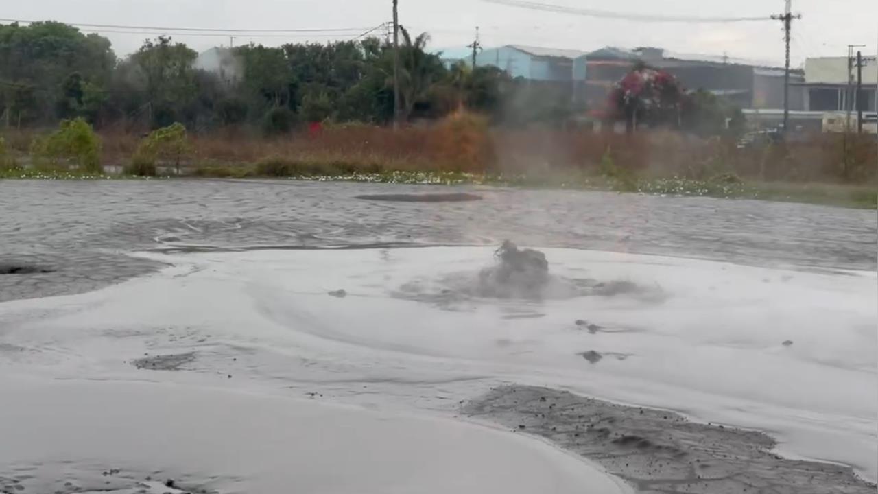 快新聞／壓力太大？屏東萬丹泥火山噴發　「泥漿挾帶火焰」鄉民圍觀奇景