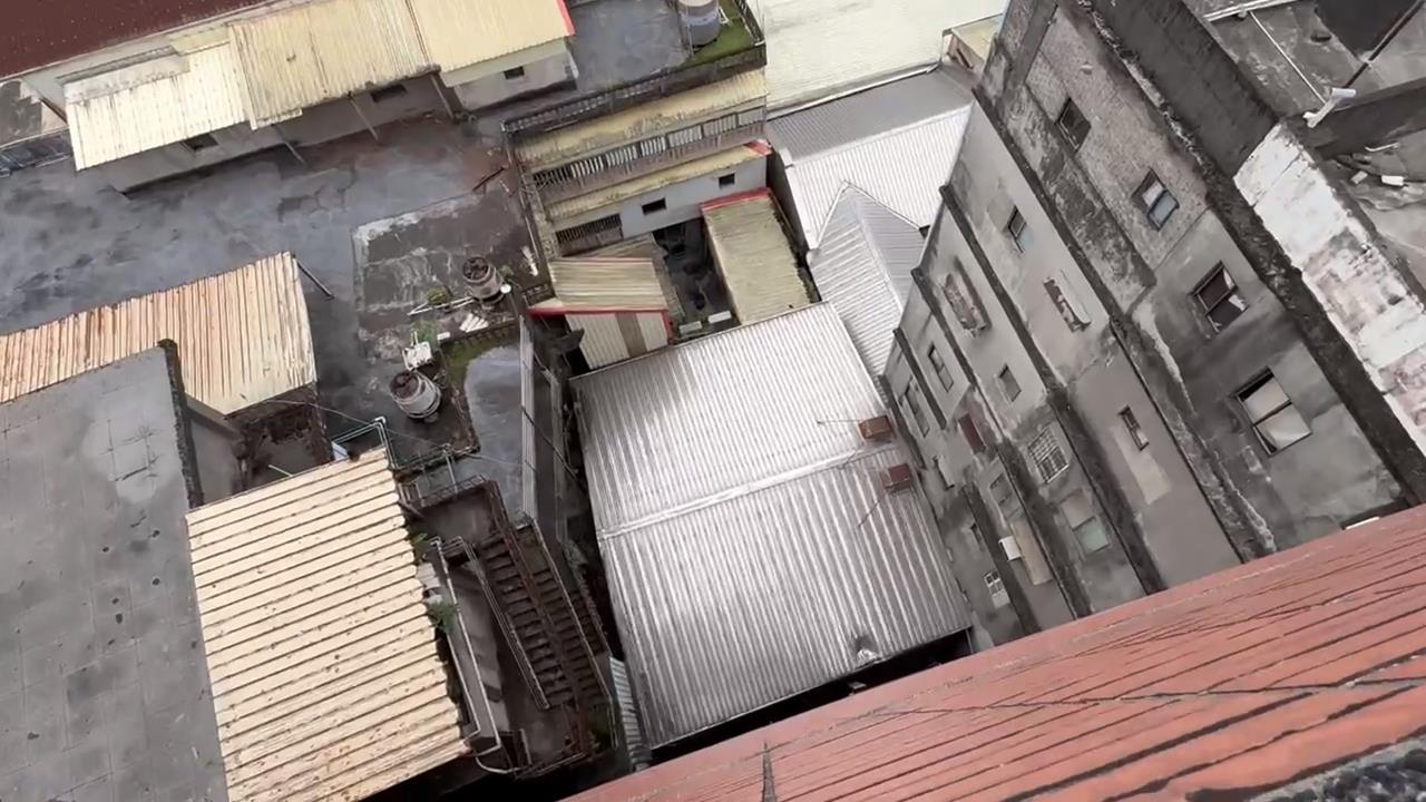 宜蘭離奇命案! 男子陳屍鐵皮屋頂 民眾撞見嚇壞