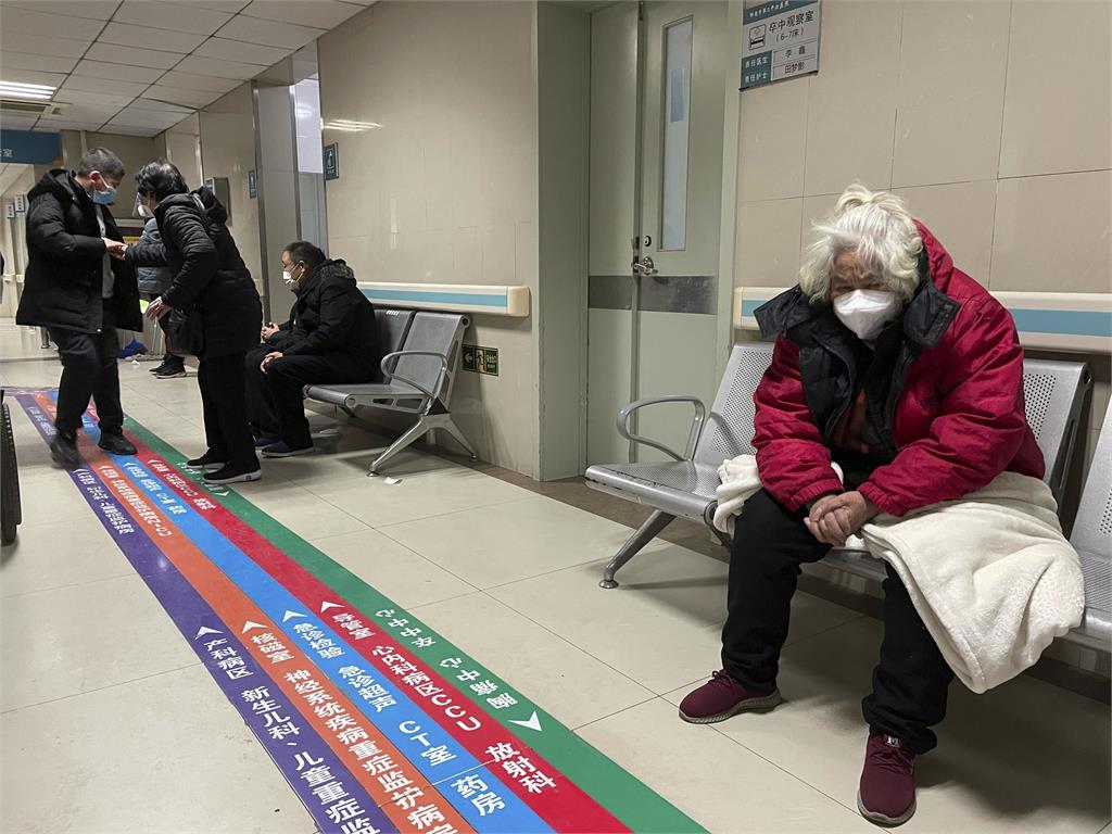 中國醫院擠滿高齡染疫者！　重慶火葬場駕駛嘆：每天忙逾10小時