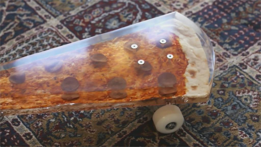 腳踩披薩代步! 荷蘭男創意食物結合滑板