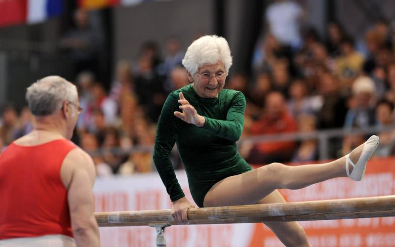 叫你阿嬤出來比！　98歲體操奶奶體力超猛