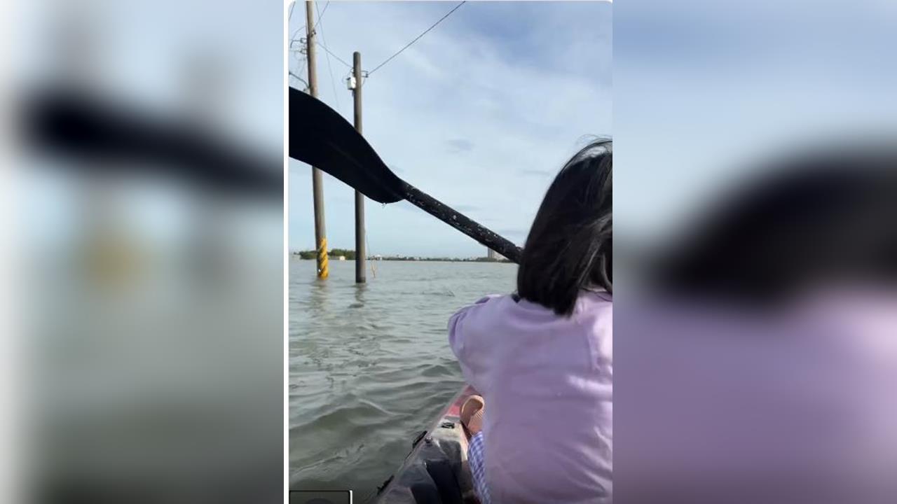 快新聞／宜蘭冬山鄉水淹超過1公尺　民眾划 「獨木舟」出門買早餐！