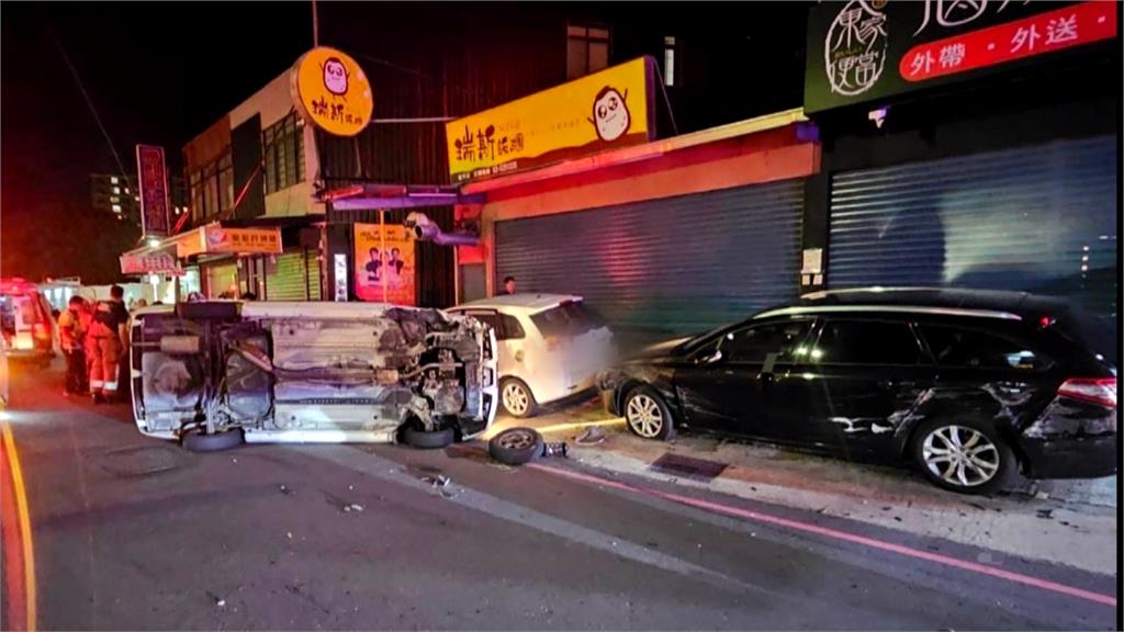 轎車酒駕擦撞路邊車輛翻覆　無辜學生受波及骨折送醫