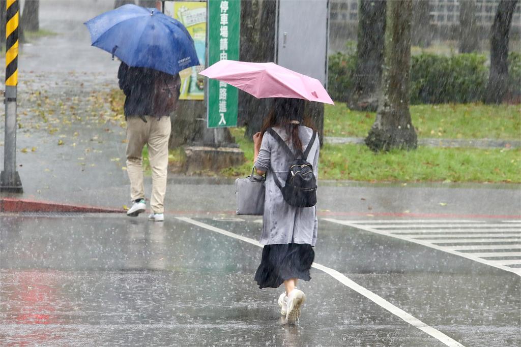 台北市罕見升級「超大豪雨」　專家示警今晚風最強