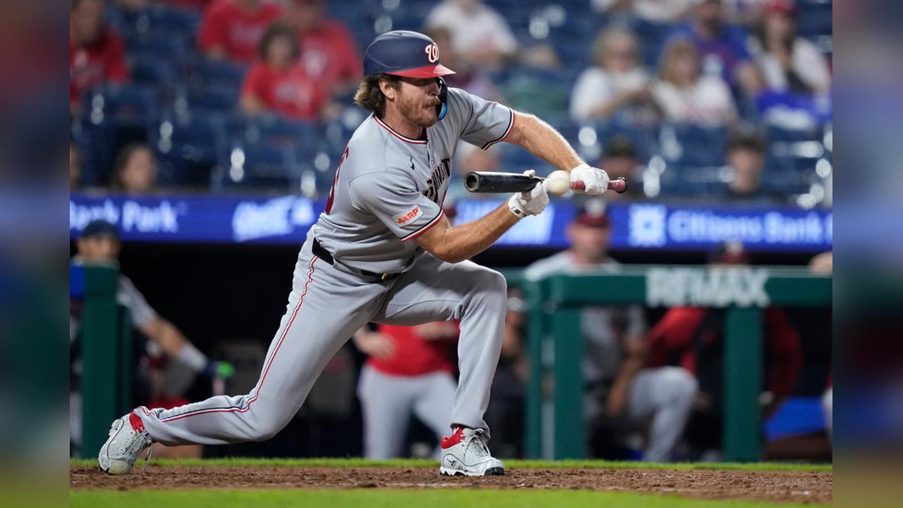 MLB(影)／投手借球棒、借頭盔也能建功！國民出奇招贏球代打短打玩垮費城人