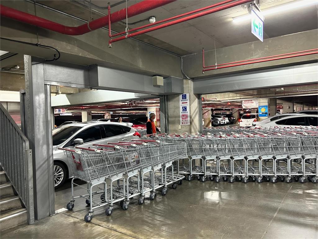 轎車貪圖方便亂停擋貨梯！　賣場員工「出動推車海包圍」反制