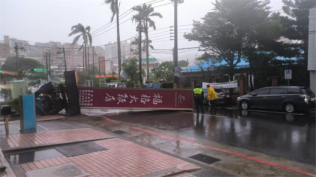 快新聞／康芮太可怕！　淡水福格大飯店招牌被吹塌