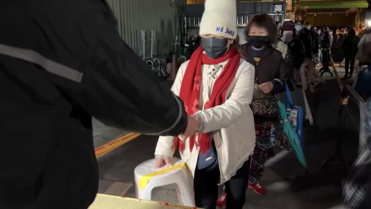 龍山寺今起發800張號碼牌點燈 一週前就來排!女子連15年搶得頭香