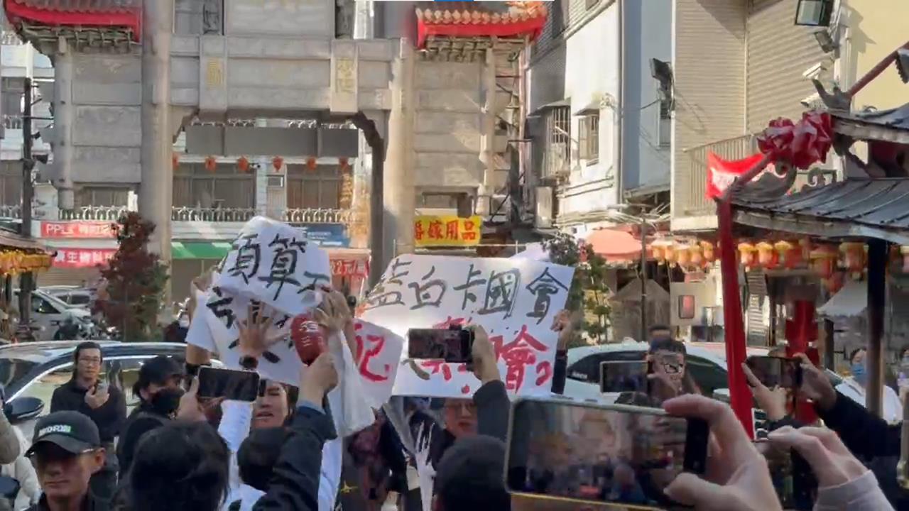 快新聞／當面抗議！柯文哲下鄉輔選張啓楷　民眾嗆：擋預算還有臉選嘉義市長