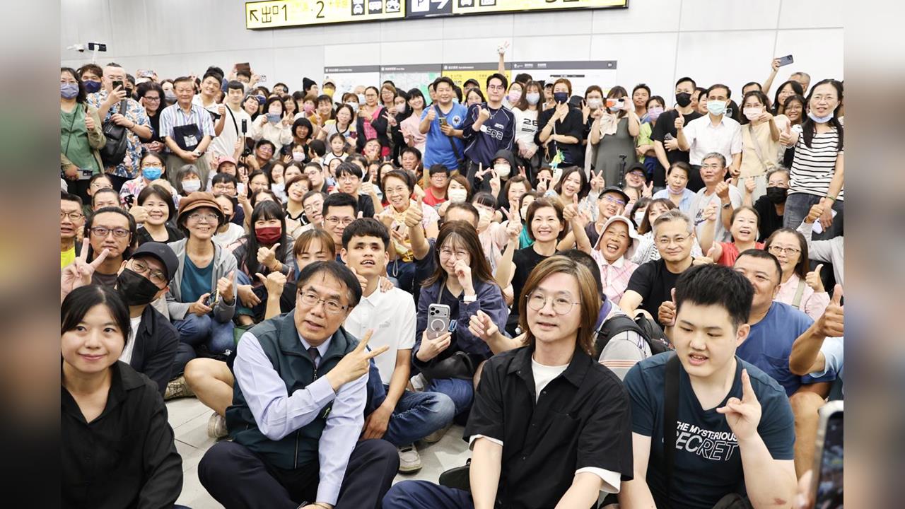 快新聞／台南新車站鋼琴爆紅！黃偉哲今夜「朝聖」　林隆璇師生上演四手聯彈