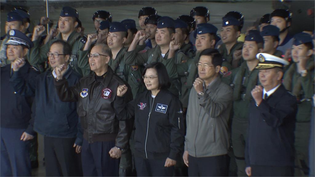 視察嘉義基地為黑鷹救護隊打氣！蔡英文承諾當國軍的後盾