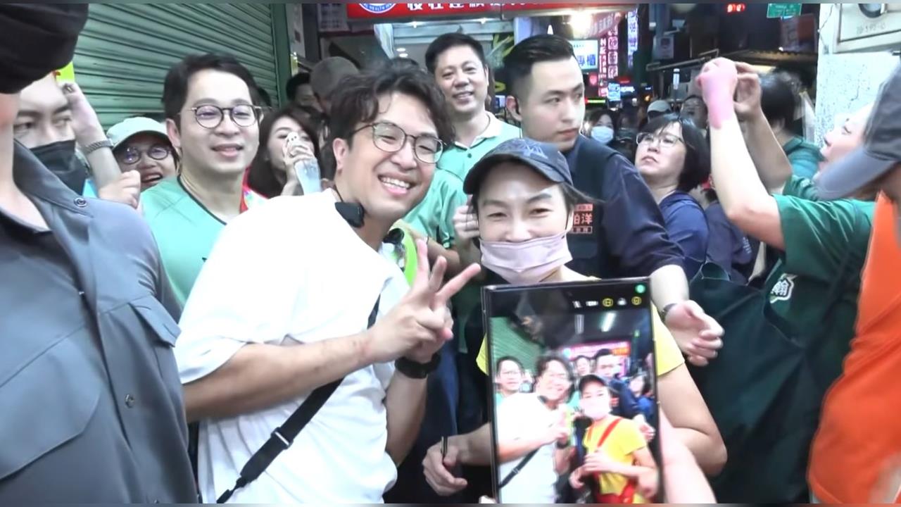 原訂快閃人潮爆滿！沈伯洋延三夜市掃街「洋流」依舊洶湧