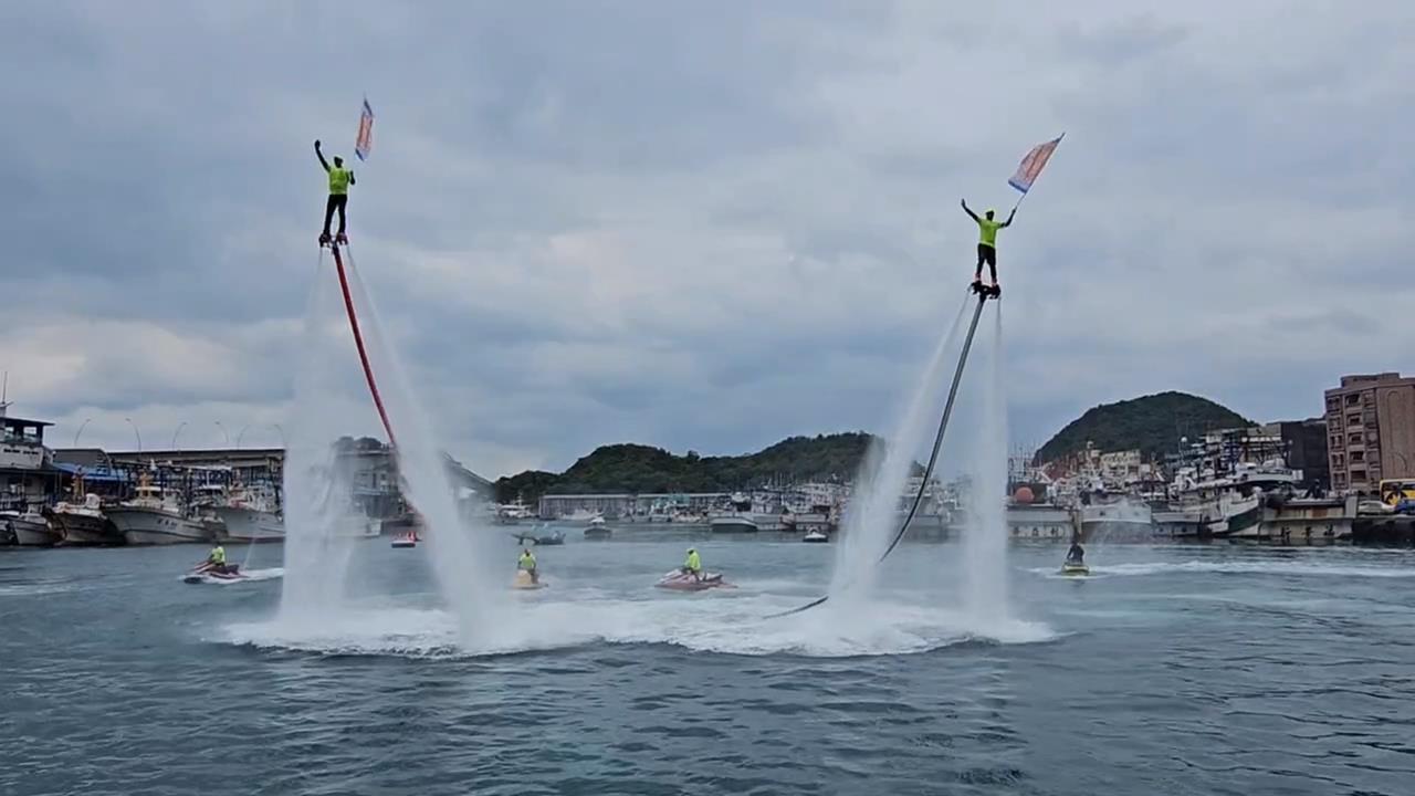 「水上鋼鐵人」揭序幕 南方澳鯖魚節大啖烤魚、烤蝦餅