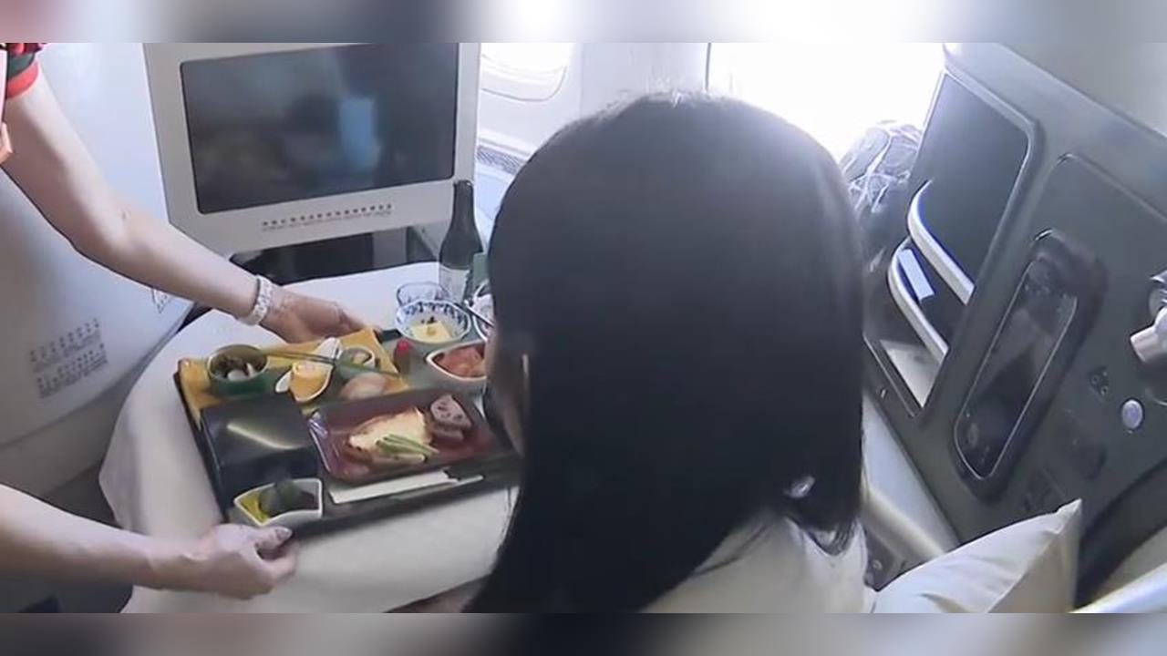 搭飛機飲料別亂點！空服員揭「這類飲品」超母湯：一落地身體容易疲累