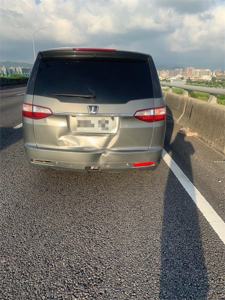 台74快速道路車禍　直擊四男一女漫步自行下匝道