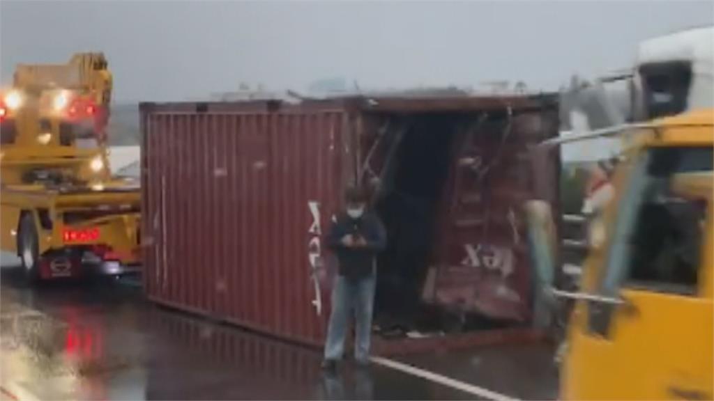 西濱貨櫃車追撞貨車翻對向　波及槽車釀2傷