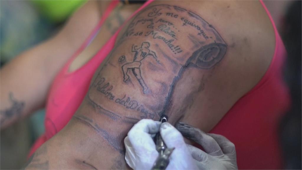 馬拉度納刺青上身 阿根廷球迷表達永恆的愛
