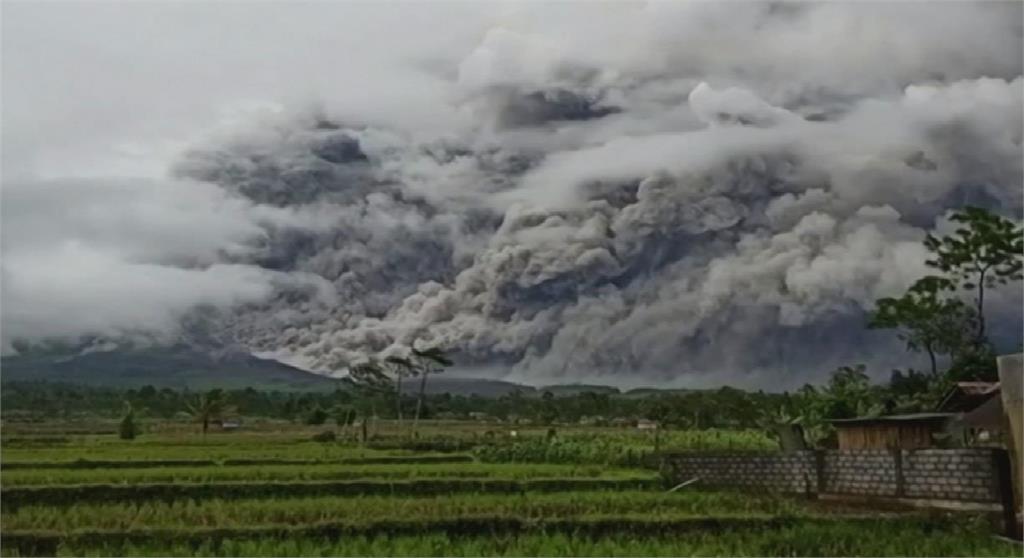 印尼東部火山噴發 灰燼達5600公尺高