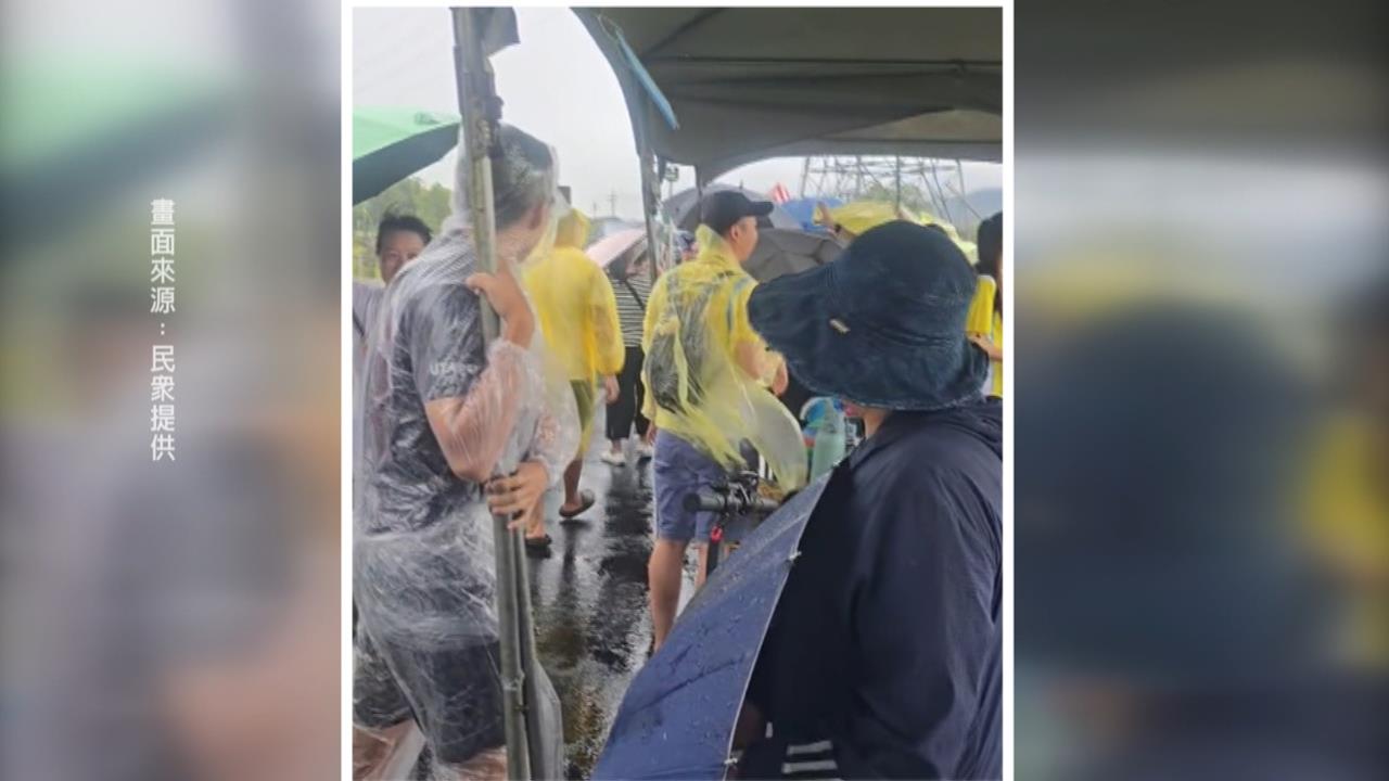激流比賽遇上樺加沙！　帳篷遭吹掀「倒栽蔥進田裡」