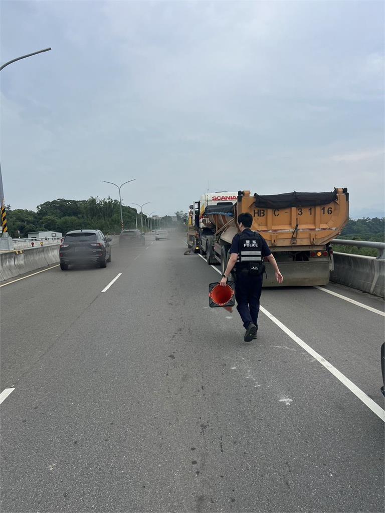 快新聞／砂石車司機返駕駛座取物摔倒仰躺車道　慘遭後方機車騎士輾爆頭