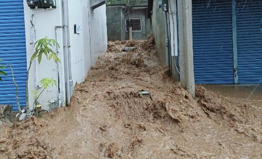 快新聞／康芮吹起花蓮10級陣風　雨水爆漲大量泥流「淹沒路面」畫面曝