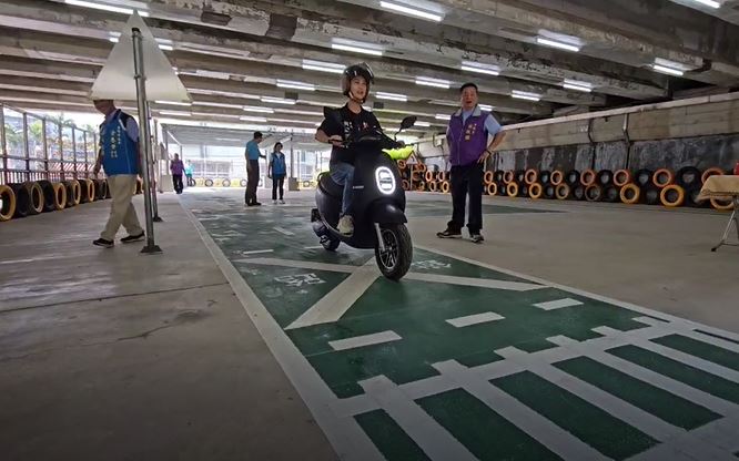 基隆等好久！首座機車練習場啟用　考照人潮爆「假日要排隊」