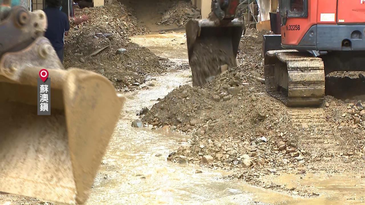 蘇澳池碧宮停車場也淹! 大量泥水灌入 鐵捲門遭土石堵