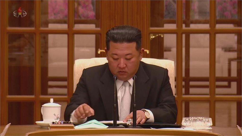 北朝鮮傳6死18萬人隔離　金正恩罕見戴上口罩