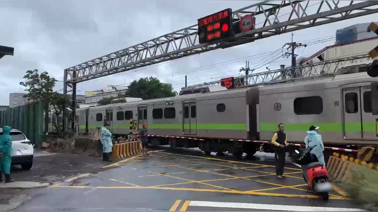快新聞／台鐵埔心–楊梅平交道「區間車撞機車」一度單線運轉　上班時段大誤點