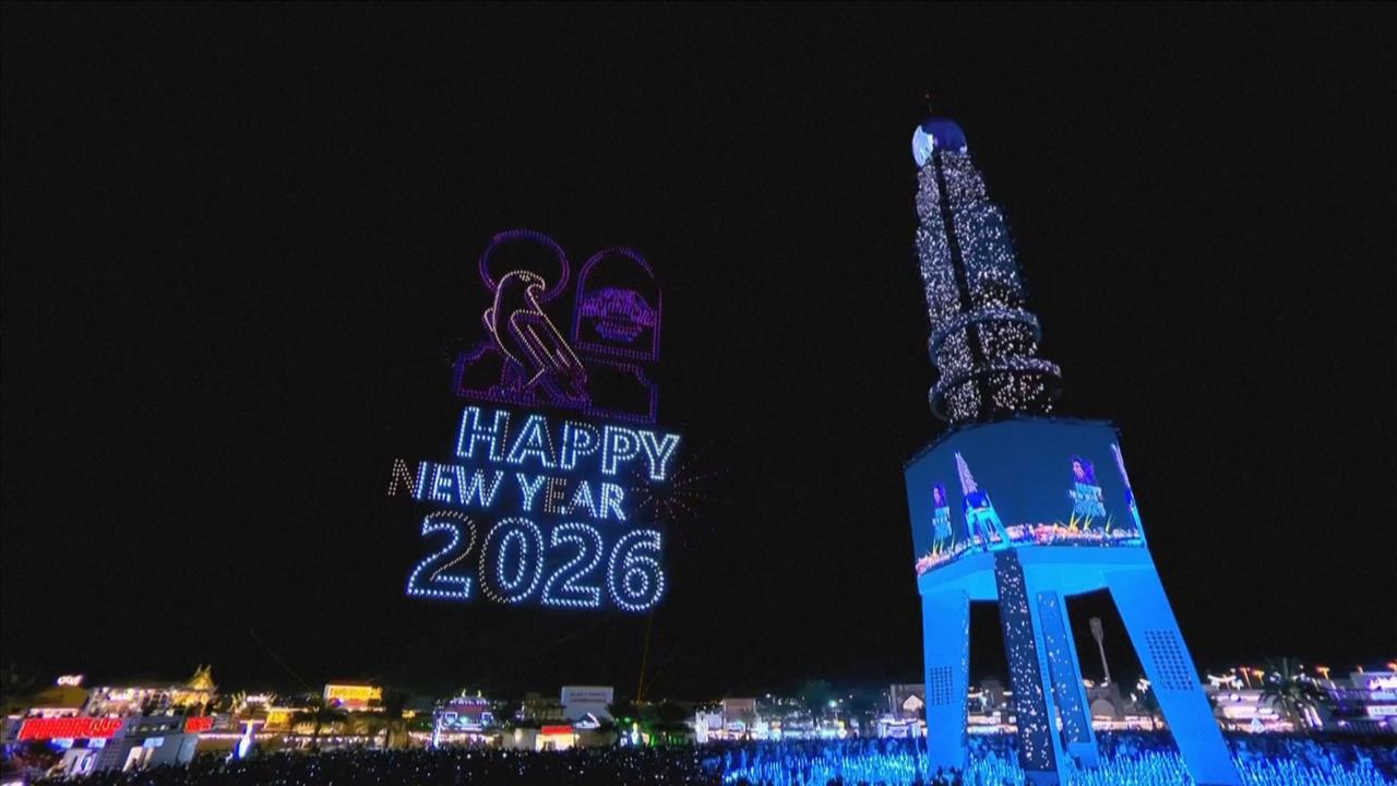 全球瘋跨年　杜拜哈里發塔煙火秀接力登場