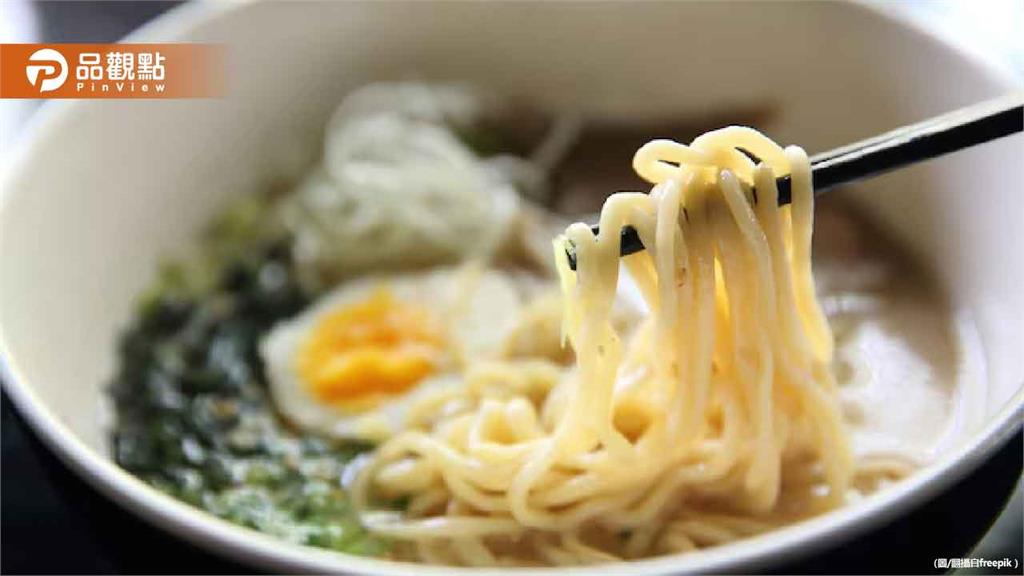 粗心媽媽準備泡麵！失手熱水直接淋在周歲兒子臉上