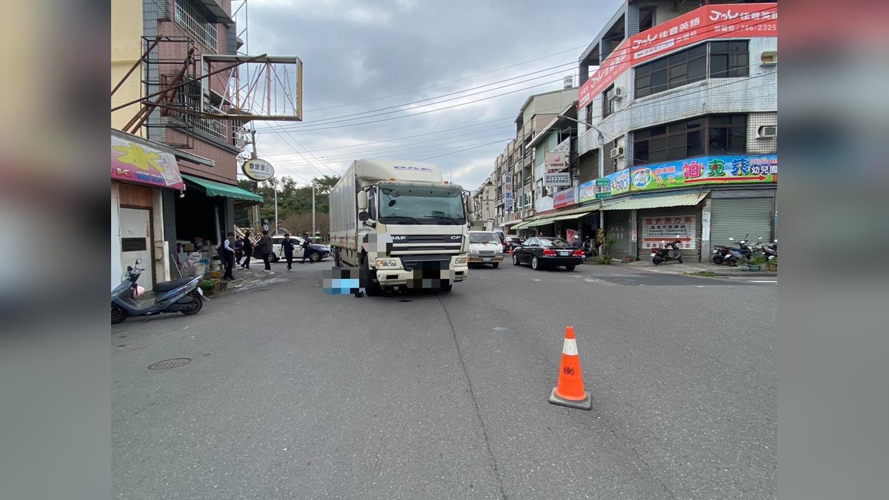 快新聞／屏東驚傳死亡車禍！大貨車奪命　63歲婦「遭壓車底」當場斃命