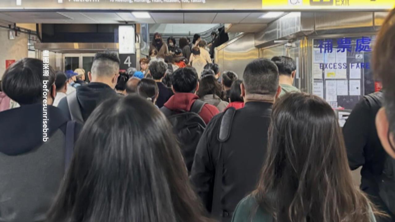 手扶梯故障「北車月台塞爆」　部分旅客緊貼邊界險摔落軌