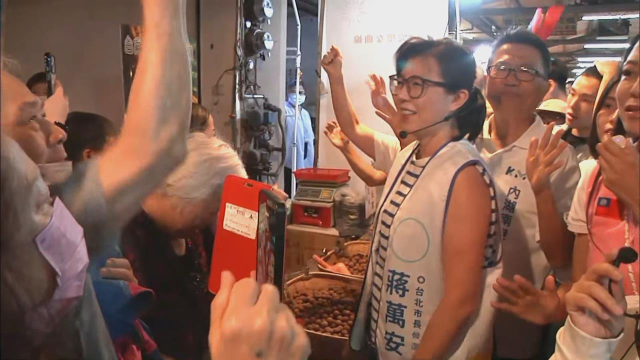 快新聞／蔣萬安辯論前生病了！太太石舫亘代夫掃街　被問身體情況回2字