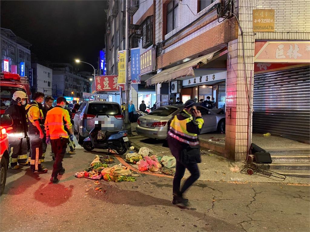 快新聞／新店建國路汽車撞進店家　3人受傷「1人OCHA」送醫