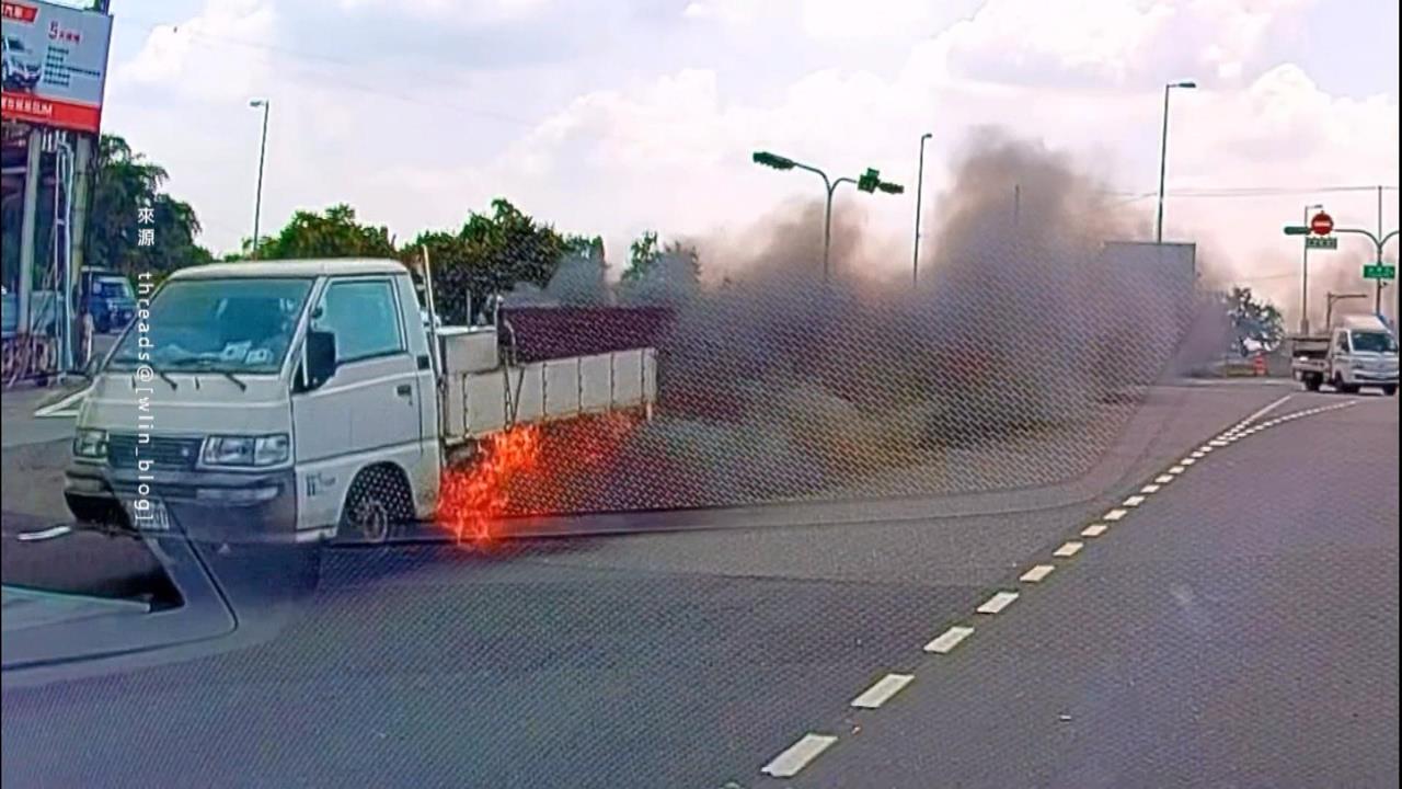 小貨車車底異常冒黑煙！　下秒竄火燃燒驚險瞬間曝
