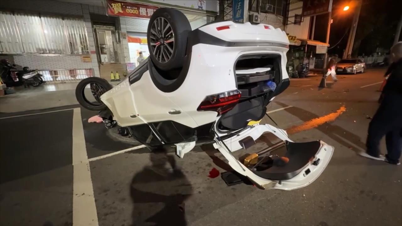 白車橫躺路中四輪朝天! 台中女駕駛撞路邊車輛翻車