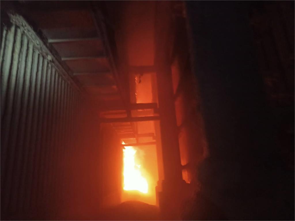 全面燃燒！桃園楊梅穀倉冒惡火 消防緊急灌救